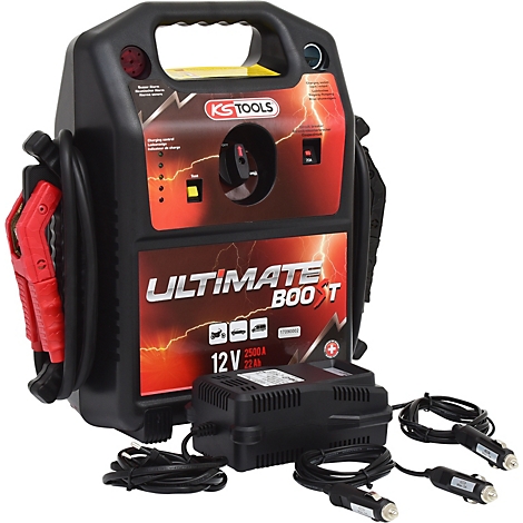 Schwarzes Starthilfegerät mit roten Details und der Aufschrift "ULTIMATE BOOST". Dazu ein Ladegerät und Kabel.